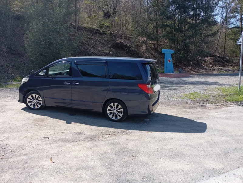 Toyota Alphard на парковке